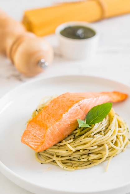 Pasta spaghetti met pesto groen en zalm