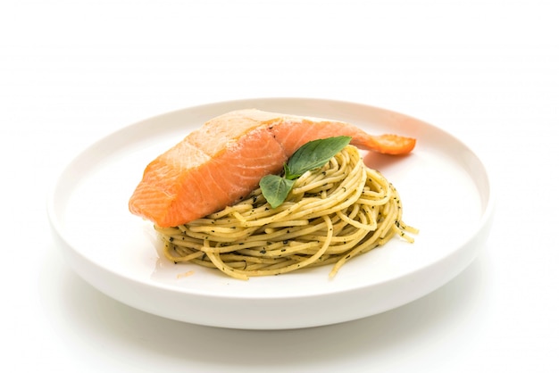 pasta spaghetti met pesto groen en zalm