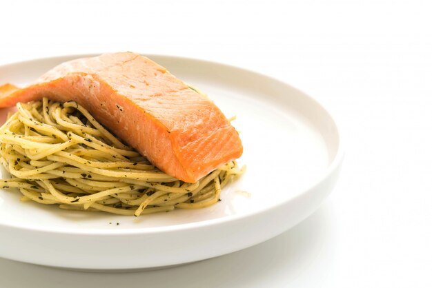 pasta spaghetti met pesto groen en zalm