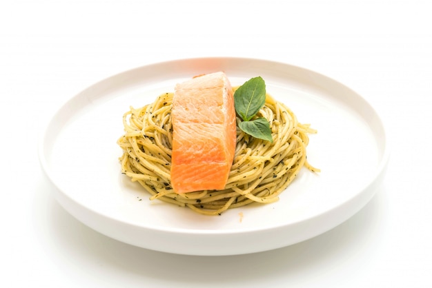 pasta spaghetti met pesto groen en zalm