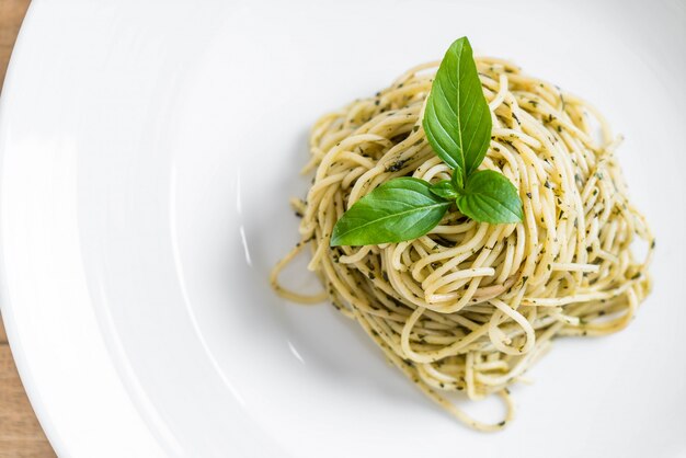 pasta spaghetti met pesto groene saus en basilicum