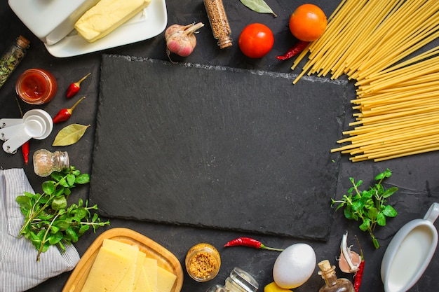 pasta, spaghetti of bucatini en tomatensaus ingrediënten. voedsel achtergrond. kopie ruimte