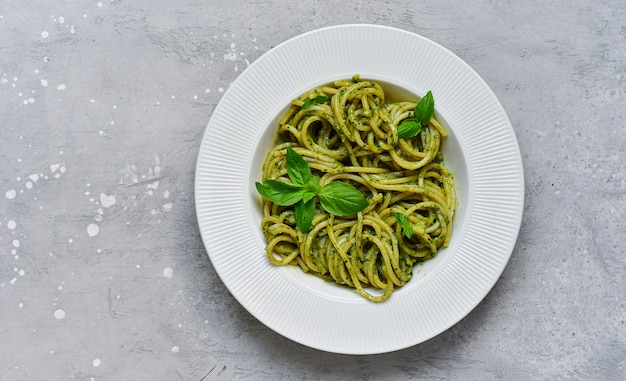 Pasta spaghetti pesto met verse basilicum en olijfolie