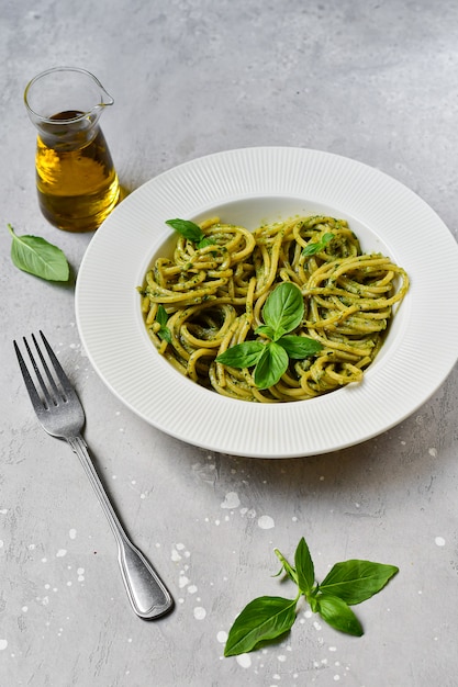 Pasta spaghetti pesto met verse basilicum en olijfolie