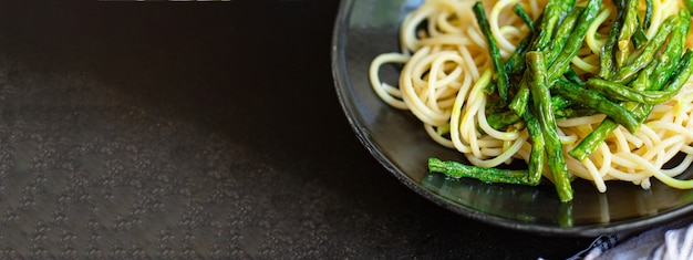 pasta spaghetti sperziebonen asperges saus noedels