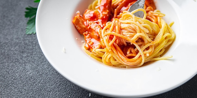 Pasta spaghetti tomatensaus kippenvlees of kalkoen gezonde maaltijd eten dieet snack op tafel