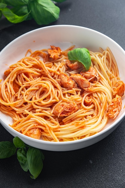 パスタ スパゲッティ トマトソース 鶏肉 新鮮なヘルシーな食事 食べ物 おやつ テーブルの上 コピースペース