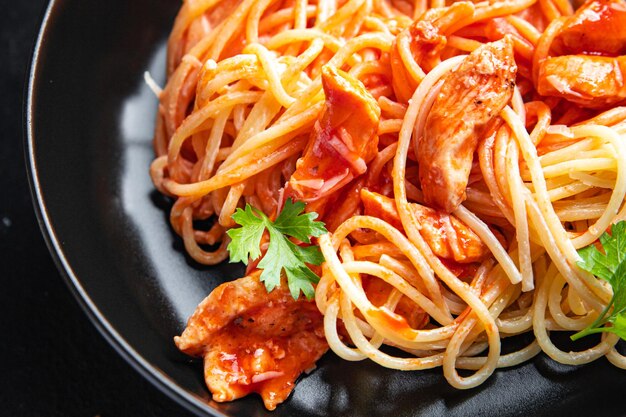 파스타 스파게티 토마토 소스 닭고기 또는 칠면조 건강한 식사 음식 다이어트 간식 테이블에