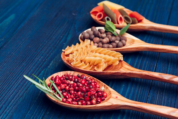 Spaghetti, verdure e spezie della pasta, sulla tavola di legno