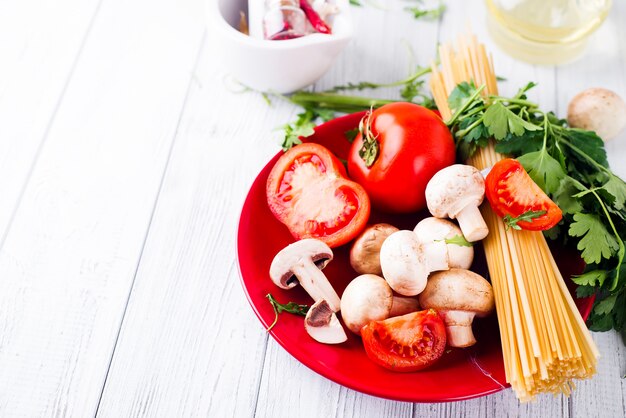 Spaghetti di pasta, verdure e spezie