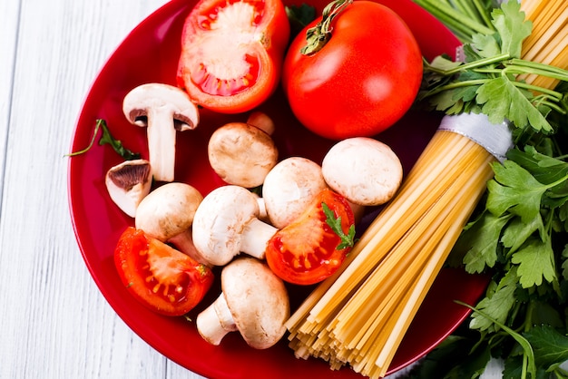 Foto spaghetti di pasta, verdure e spezie