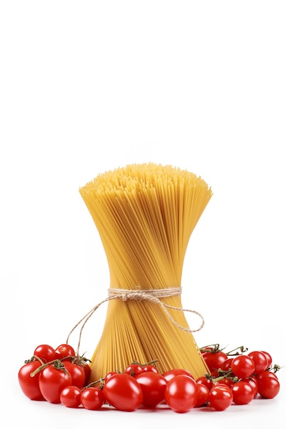 Spaghetti di pasta su un bianco con pomodori freschi