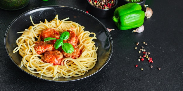 Spaghetti di pasta con polpette