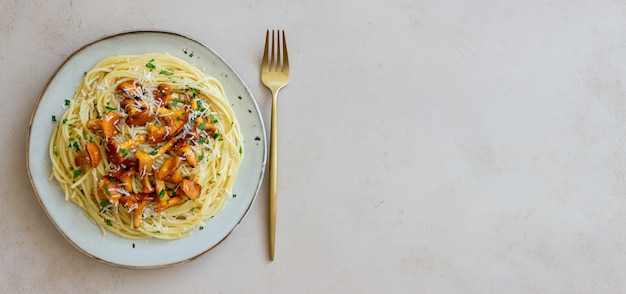 きのこアンズタケとパルメザンチーズのパスタスパゲッティ。健康的な食事。ベジタリアンフード。イタリア料理。