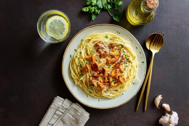 Spaghetti di pasta con funghi finferli e parmigiano. mangiare sano. cibo vegetariano. cibo italiano.