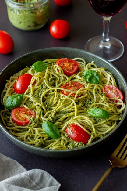 Pasta spaghetti with pesto sauce, tomatoes and basil. Healthy eating. Vegetarian food.