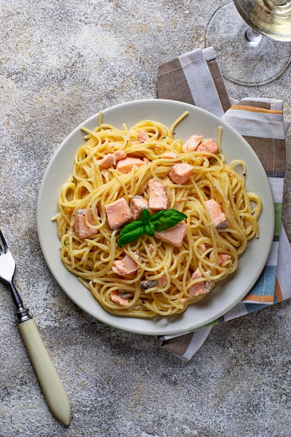 Макаронные изделия спагетти с лососем и базиликом