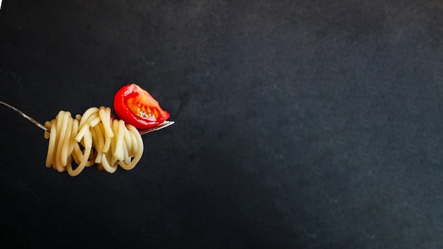 pasta spaghetti with tomato and basil