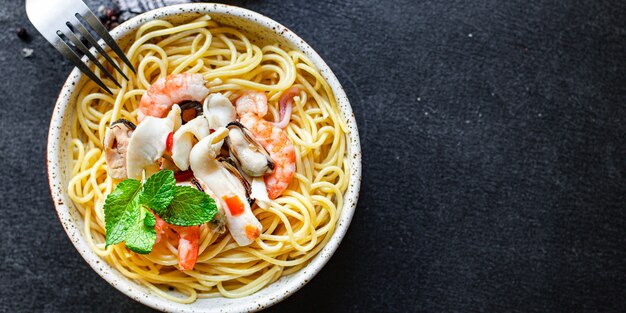 Pasta spaghetti zeevruchten garnalen, mosselen, inktvis en meer tweede gang