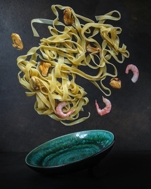 Foto pasta tagliatelle ai frutti di mare