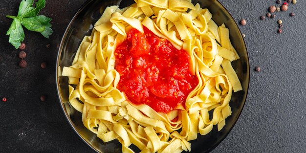 pasta tomatensaus groente tagliatelle linguini maaltijd snack op tafel