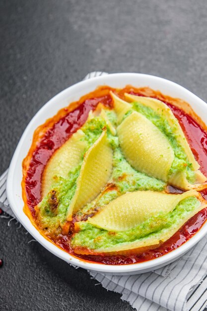 pasta tomatensaus spinazie kaasvulling conchiglie gevulde garnering gezonde maaltijd eten snack