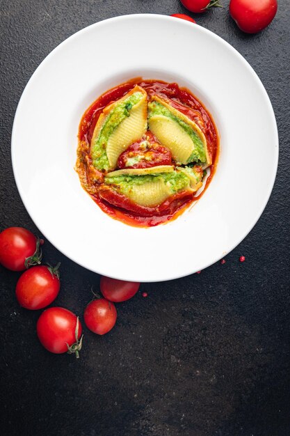 pasta tomatensaus spinazie kaasvulling conchiglie gevulde garnering gezonde maaltijd eten snack