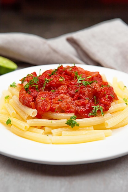 Pasta-tomatensaus, uilen en borden met bovenaanzicht van voedsel