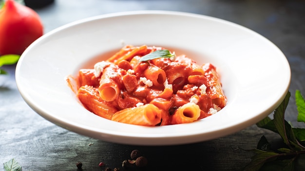 パスタトマトソースイタリアの古典的な料理の食事テーブルスナックコピースペース食品背景素朴な