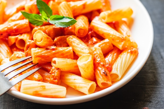 паста томатный соус макароны блюдо классический рецепт на столе еда закуска копировать пространство