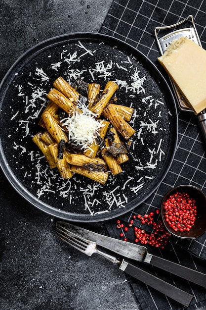 Pasta tortiglioni met zwarte truffel