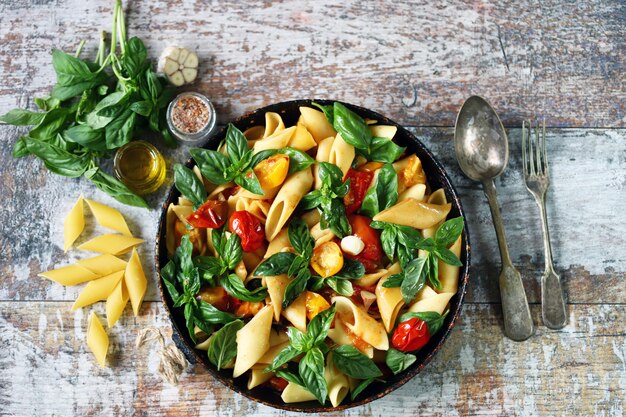 Pasta con basilico e verdure