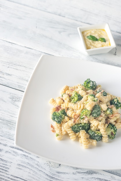 Pasta con broccoli, pancetta e salsa alfredo