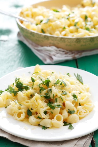 Photo pasta with cheese and lemon peel