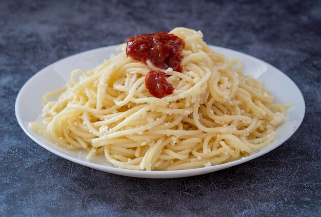 Foto pasta con formaggio e pomodori