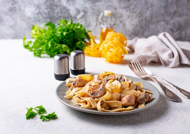 Pasta with chicken and mushroom