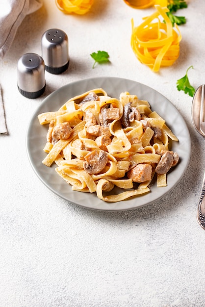 Pasta con pollo e funghi