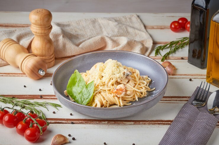鶏肉とキノコのパスタ、木製の白