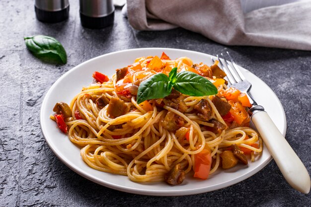 Pasta con melanzane, pepe e pomodori