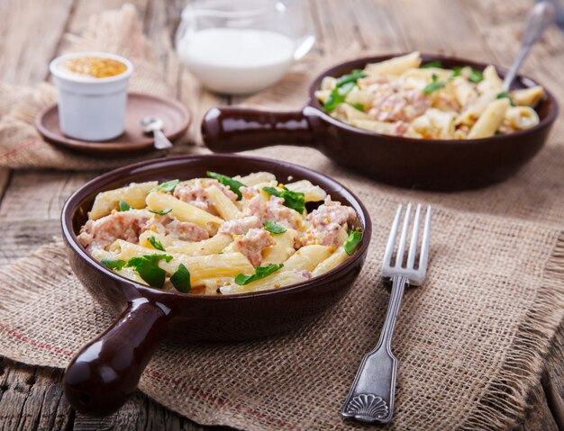 Pasta with meat , herbs and cream with a sauce 