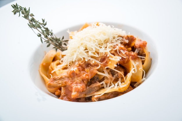 Pasta con carne, salsa di pomodoro e verdure