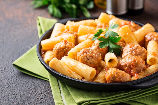 Pasta con polpette in salsa di pomodoro.