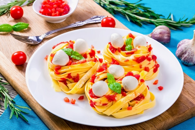 Pasta with mozzarella and chopped tomatoes