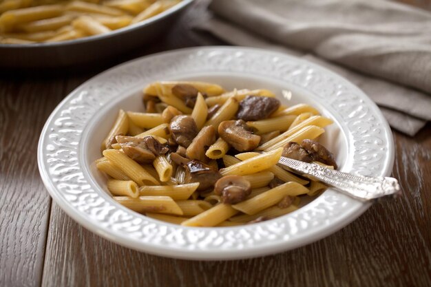 Foto pasta al sugo di funghi in un piatto