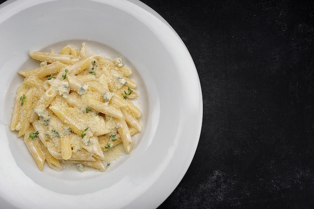 Pasta con parmigiano ed erbe aromatiche su un piatto