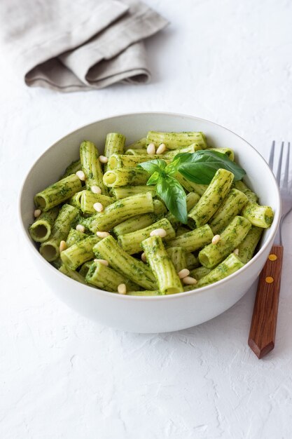 Паста с соусом песто. Итальянская кухня. Здоровое питание. Вегетарианская пища.