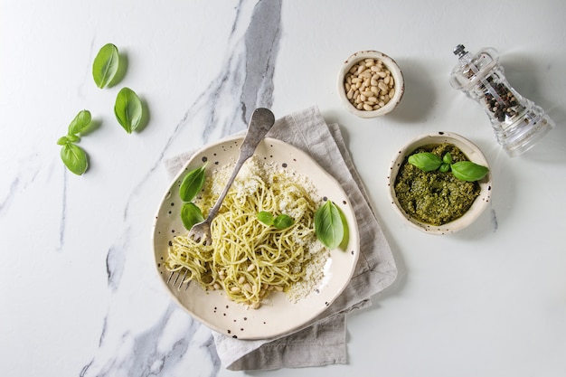 Pasta con salsa al pesto