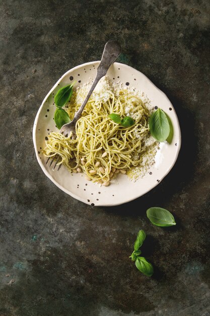 Foto pasta con salsa al pesto