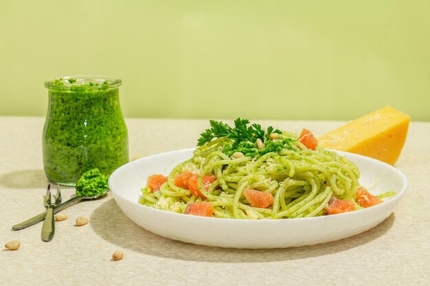 Pasta con pesto di porri selvatici di salmone e parmigiano spaghetti freschi e verdure cibo vegano sano