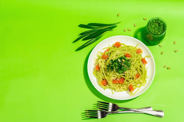 Photo pasta with salmon wild leek pesto and parmesan fresh spaghetti and greens healthy vegan food